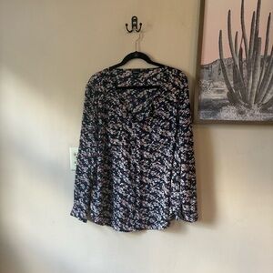 ❤️FINAL SALE❤️ Torrid Navy Blue Floral Print Roll-Tab Sleeve Blouse Size 2X